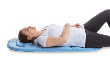 Uso do aplicador A11P para uma terapia confortável enquanto está deitado. Ideal para problemas nas costas, coluna e articulações.