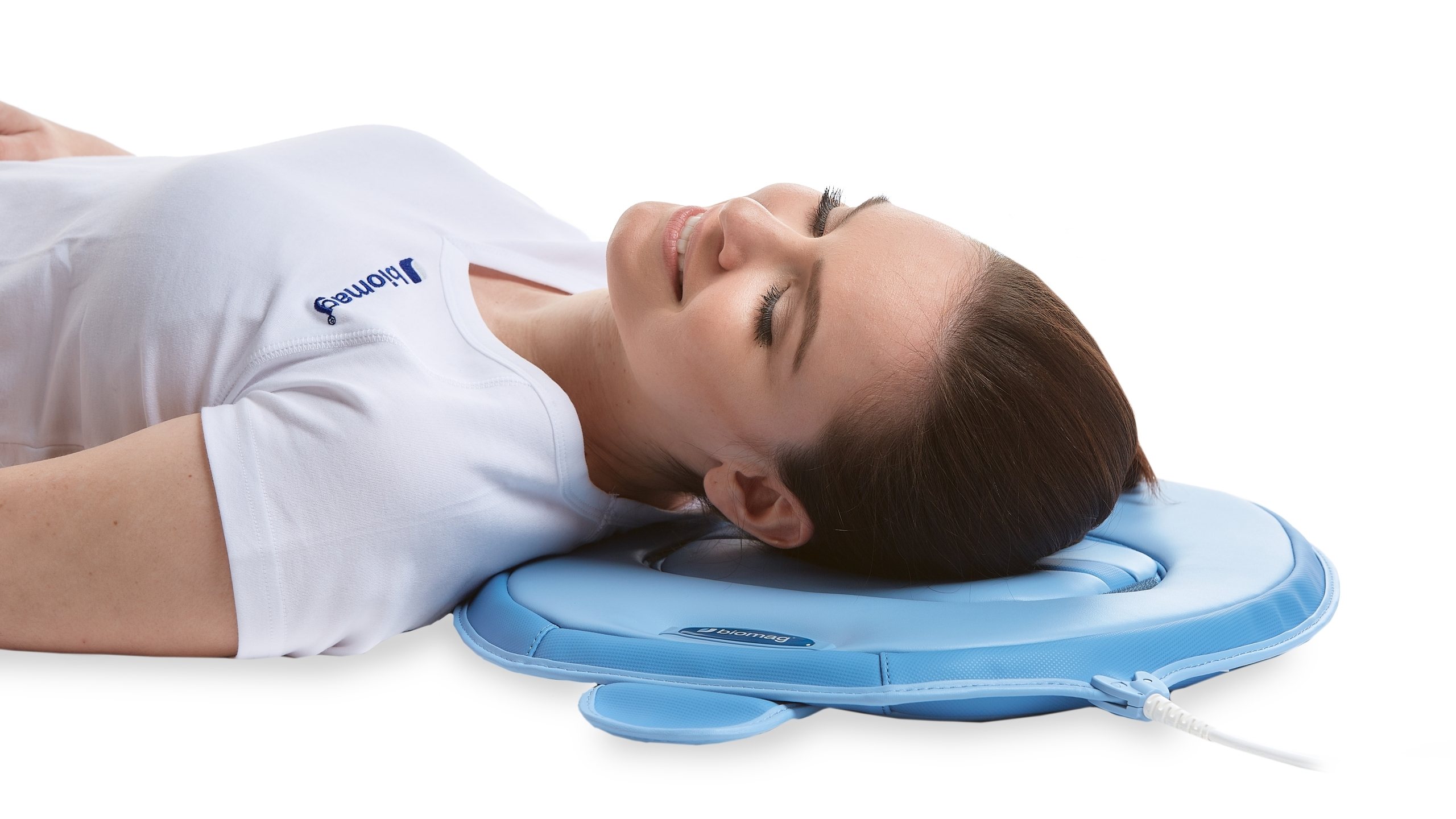 Aplicação confortável de terapia magnética com o uso do aplicador A8P para problemas nas costas, coluna cervical e cabeça.
